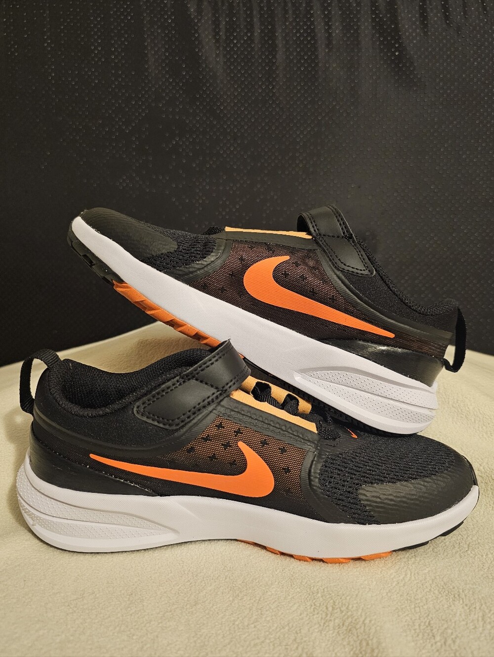 NEW! NIKE Little Kids Star Runner 5 Dynamic Fit Black & Orange SIZE 2.5 Y